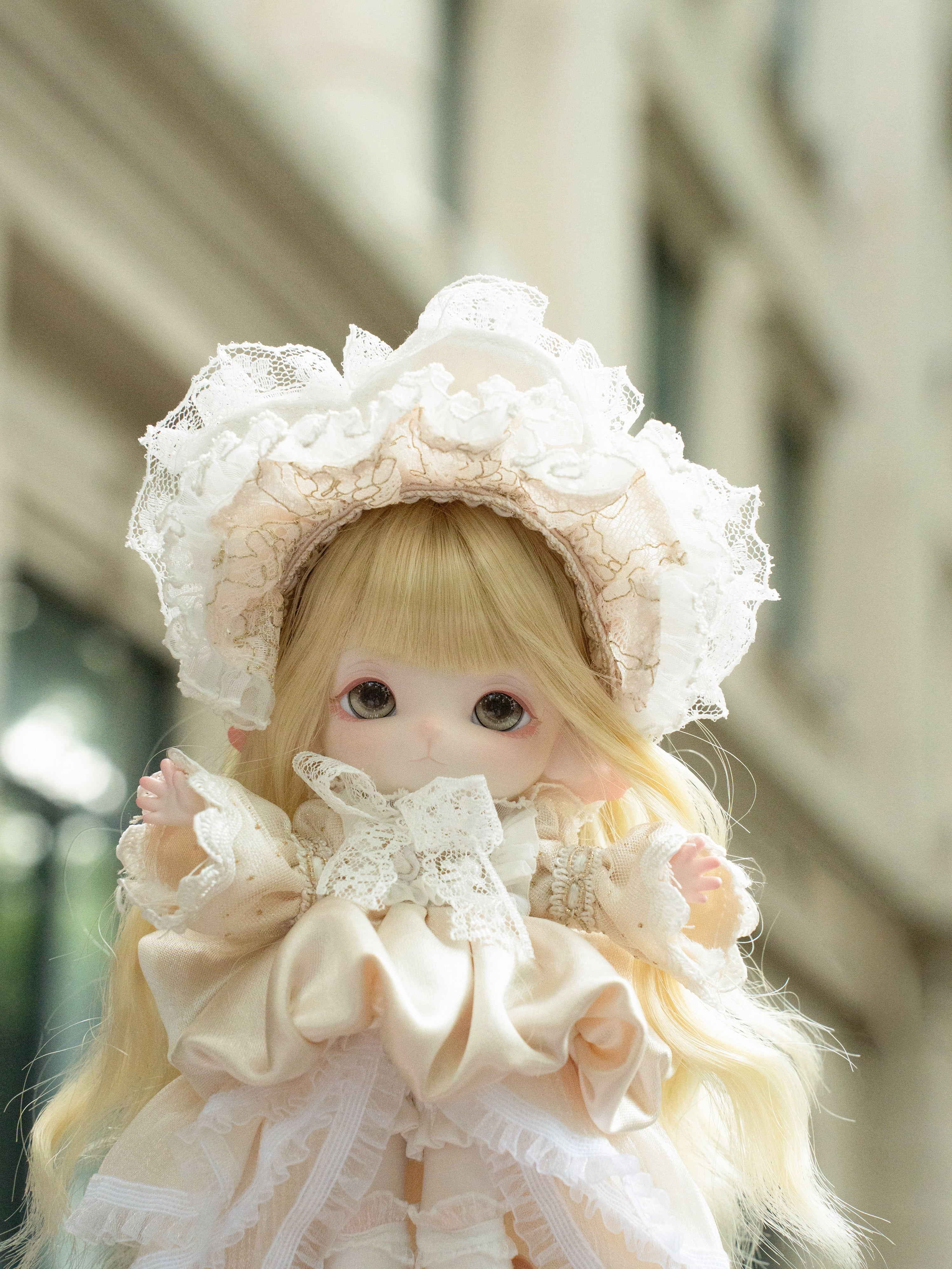 Mimia is waving to greet you